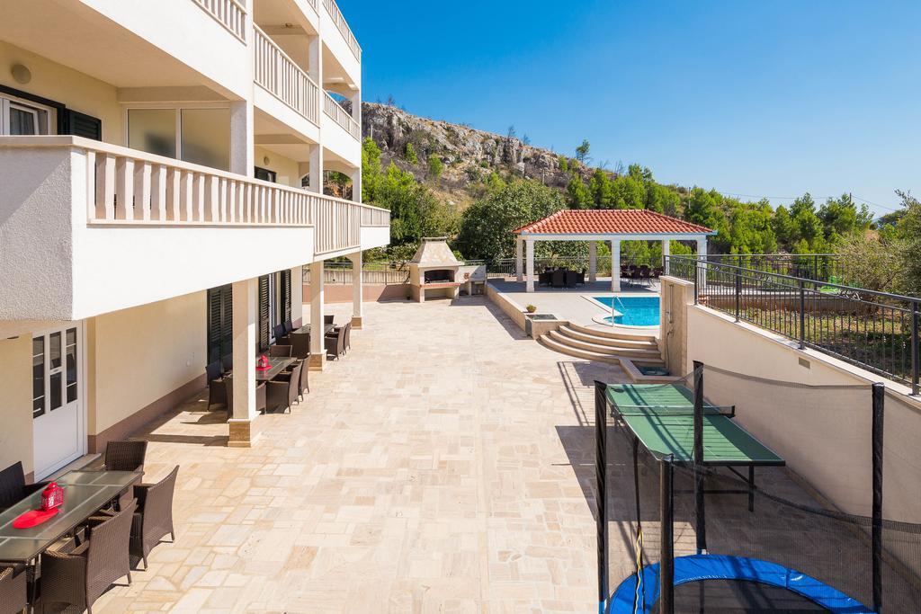 Beachfront Apartments Lara Omiš Extérieur photo