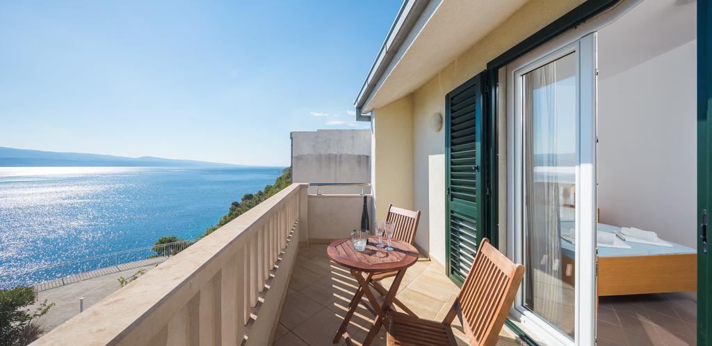 Beachfront Apartments Lara Omiš Extérieur photo