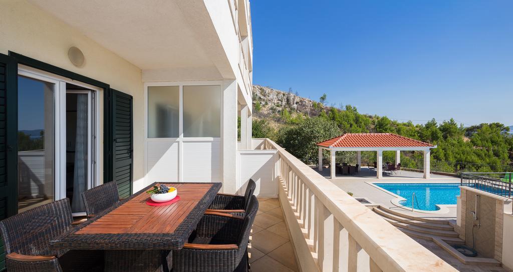 Beachfront Apartments Lara Omiš Extérieur photo