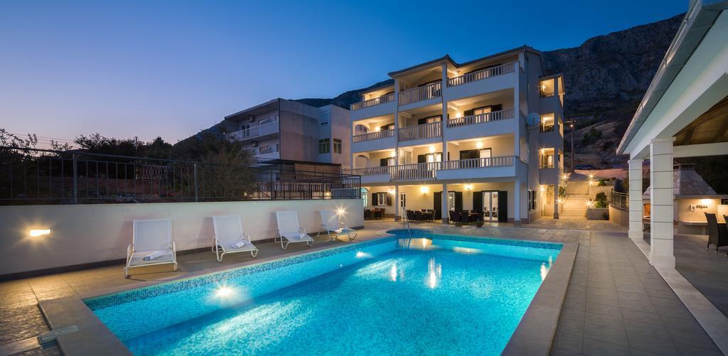 Beachfront Apartments Lara Omiš Extérieur photo