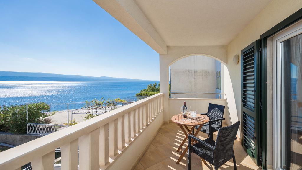 Beachfront Apartments Lara Omiš Extérieur photo
