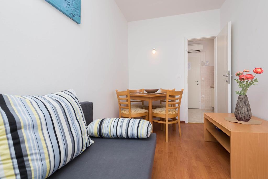 Beachfront Apartments Lara Omiš Extérieur photo
