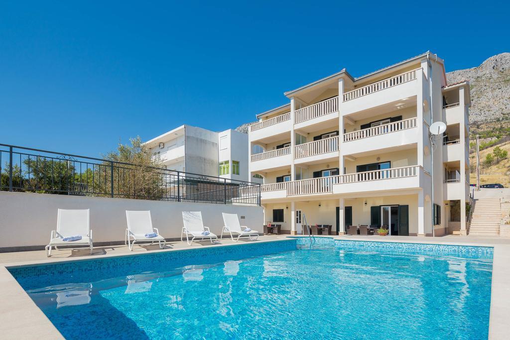 Beachfront Apartments Lara Omiš Extérieur photo