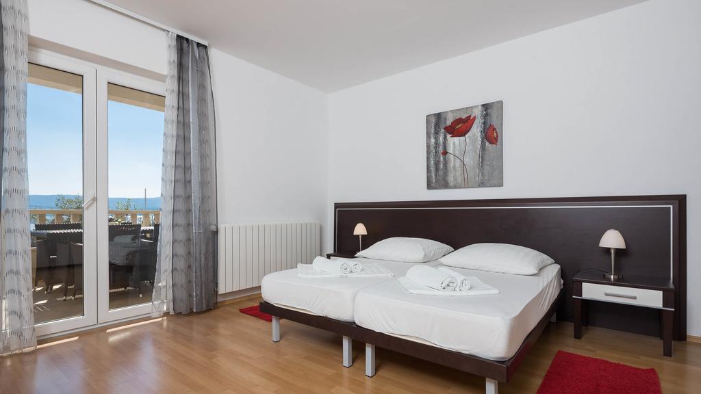 Beachfront Apartments Lara Omiš Extérieur photo