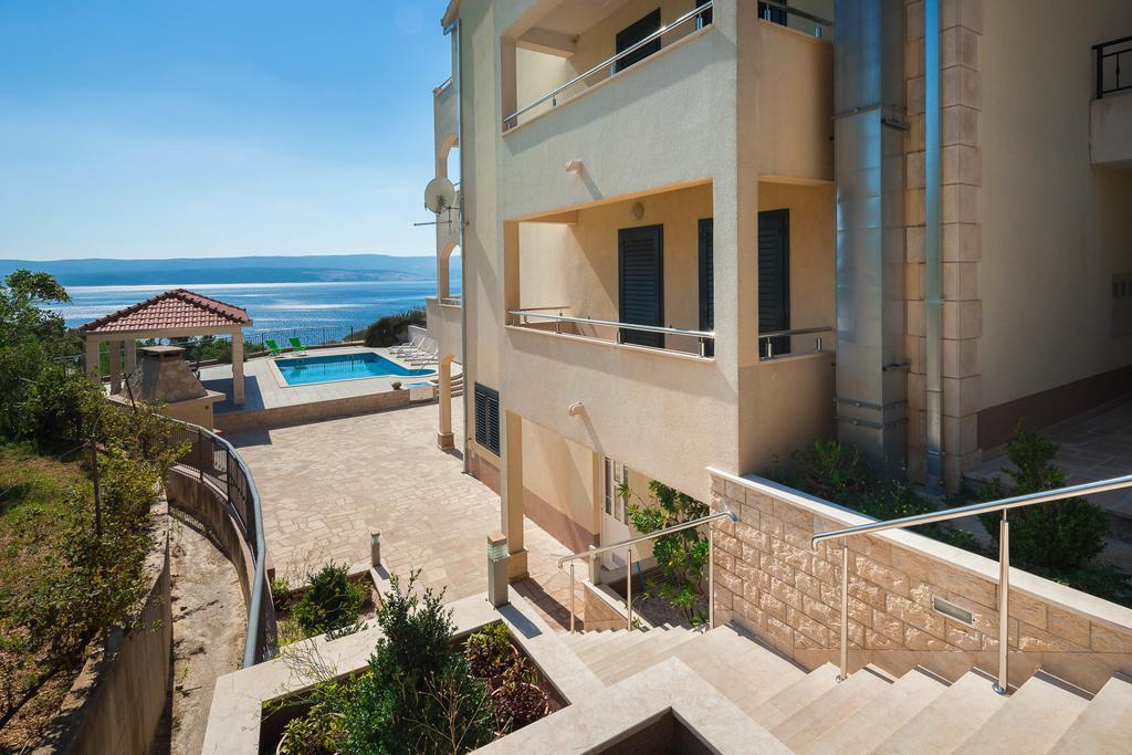Beachfront Apartments Lara Omiš Extérieur photo