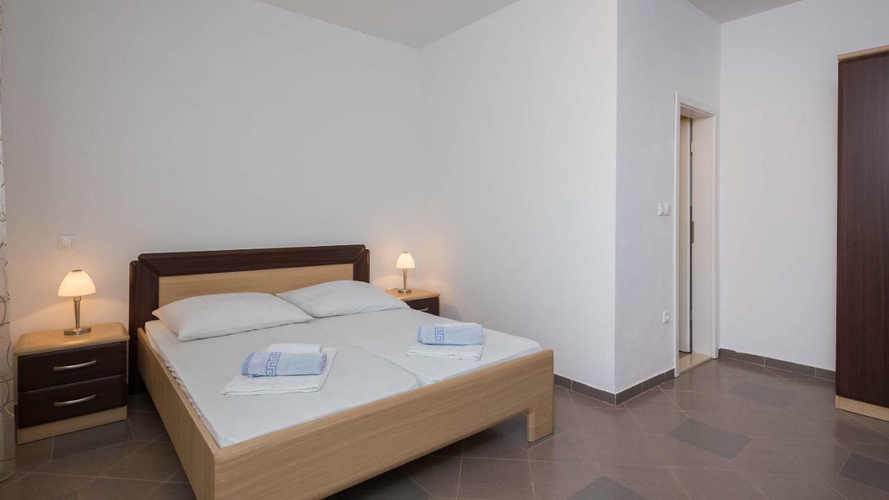 Beachfront Apartments Lara Omiš Chambre photo